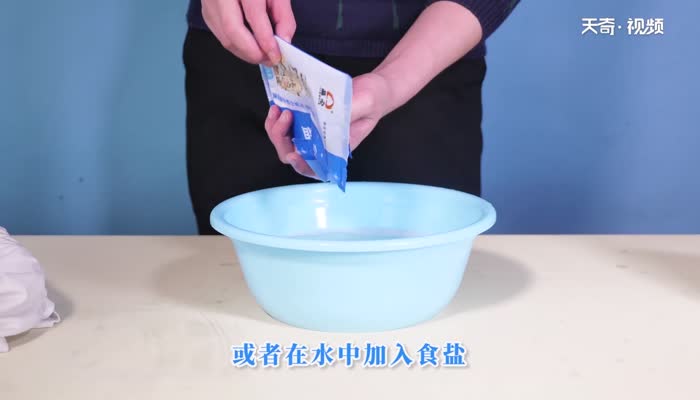 白体恤油渍怎么洗 白色衣物油渍怎么洗