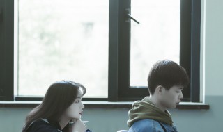 女生喜欢男生表现的心理（女生喜欢男生表现心理学）
