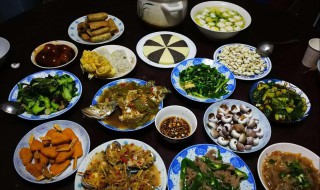 和朋友吃饭发朋友圈的好句子（和朋友吃饭发朋友圈的好句子搞笑）
