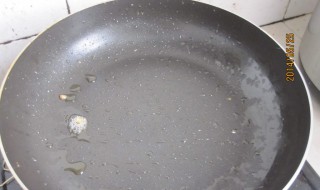 平底锅如何清洗（平底锅如何清洗视频）