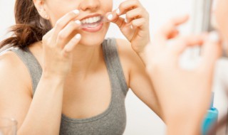 如何正确使用牙线（如何正确使用牙线棒）