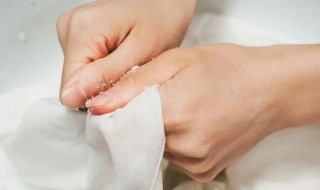 衣服上有白斑洗不去怎么办（洗衣服出现白斑怎么办）