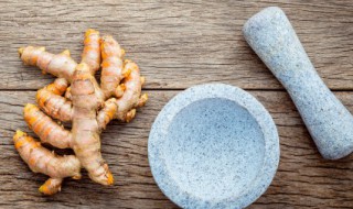 生姜削皮后是绿色可以吃吗 姜削完皮里面是绿色的还能食用吗