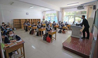 照身份证穿什么颜色的衣服（照身份证穿什么衣服照出来比较好看图片）