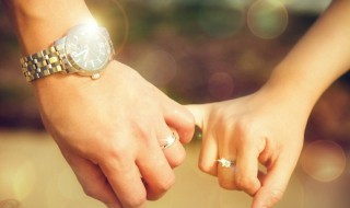 食指和无名指同时戴戒指什么意思