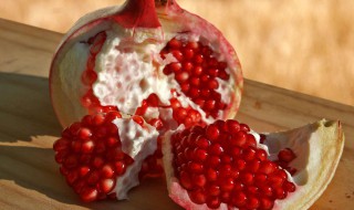 如何清洗石榴汁（石榴汁如何洗掉）