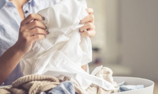 如何清洗白衬衫（衬衫脏了用什么东西才能洗白）