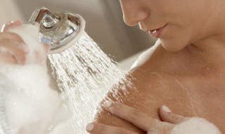 如何清洗莲蓬头（如何清洗莲蓬头链子）