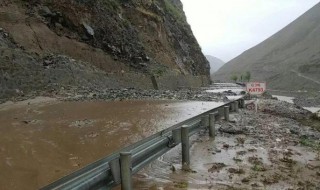 山区遇到泥石流怎样正确逃跑（山区遇到泥石流该怎么办）
