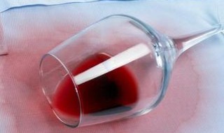 真丝衣服上弄了红酒怎么处理 真丝衣服能喷酒精吗