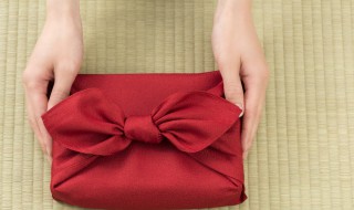 伴娘伴手礼一般送什么（伴郎伴娘伴手礼一般送什么）