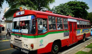 公交车超载的标准是1平米站多少人 公交车超载的一平方米可以站多少人