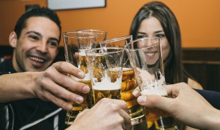 朋友圈发喝酒的话语（朋友圈发喝酒的话语如何回复）