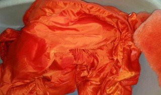 如何自己清洗羽绒服（如何自己清洗羽绒服视频）