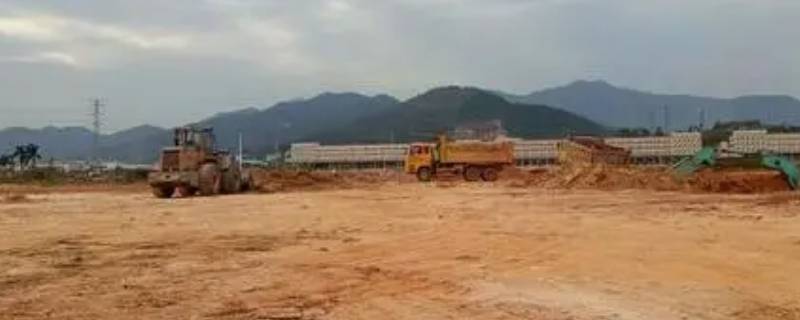 平整场地是指（平整场地是指厚度在多少以内的就地挖填找平）