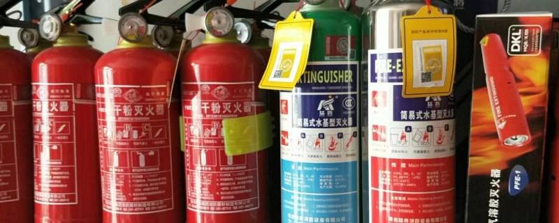 灭火器放在车里哪个位置（灭火器放在车里哪个位置最好）