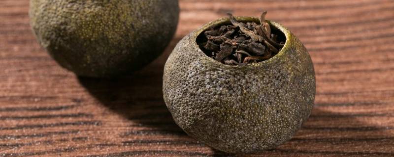 小青柑外面一层白色是发霉了吗（小青柑发霉的照片）