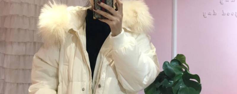 白羽绒服发黄干洗店能洗吗（白羽绒服发黄干洗店能洗吗多少钱）