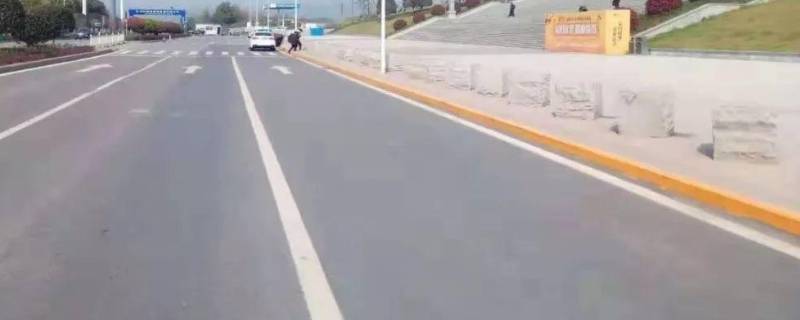 路缘石上的黄实线的含义是什么（路缘石上黄实线代表什么意思）