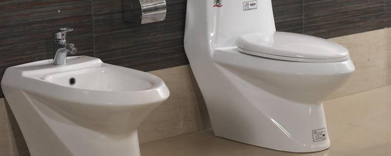 马桶拐弯处坚硬老垢怎么去除 火碱能去除马桶拐弯处坚硬老垢