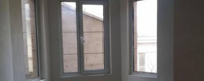 楼房窗户有水蒸气什么原因（楼房窗户有水蒸气怎么办）