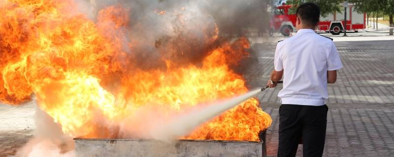 酒精起火可以用水直接扑灭吗 酒精起火可以用水直接扑灭吗为什么