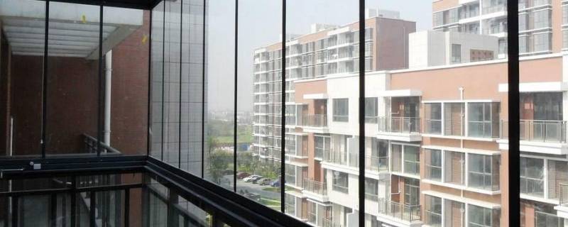 阳台玻璃夹层太脏了怎么办 阳台两块玻璃夹层怎么弄干净