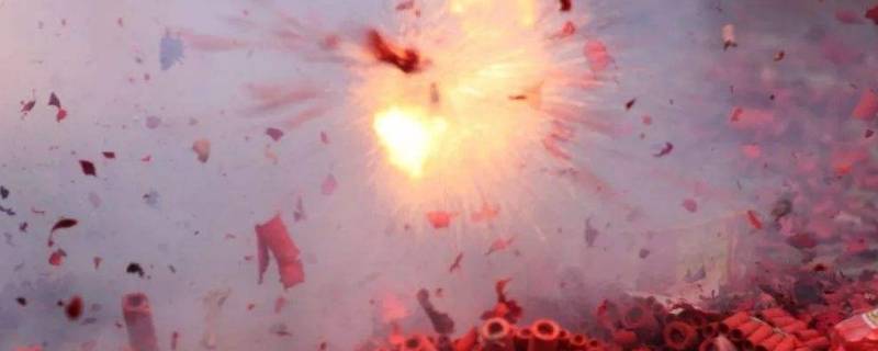 观看爆竹时应至少远离燃火点多少米（观看烟花爆竹应至少远离然火点之外a10米b20米c15米）
