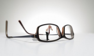 近视眼镜片怎么选（近视眼镜片怎么选择参数）