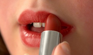 新买的口红要放冰箱吗（新买的口红要放冰箱冷藏还是冷冻）