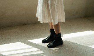黑绒面的鞋脏了怎么办（黑绒面鞋子不黑了怎么清理）