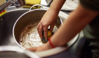 炒瓢底的油垢怎么洗 怎样清除炒菜锅底的油垢